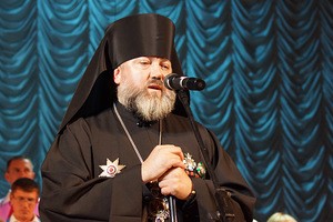 Епископ Лукиан поет на концерте