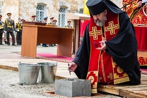 Епископ Лукиан совершают закладку Георгиевского храма