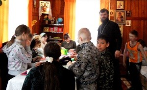 Юные православные соловьевцы подарили ветеранам свои поделки