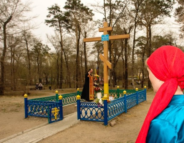 Пасхальный молебен у поклонного креста в Шадринском сквере, май 2014 г.