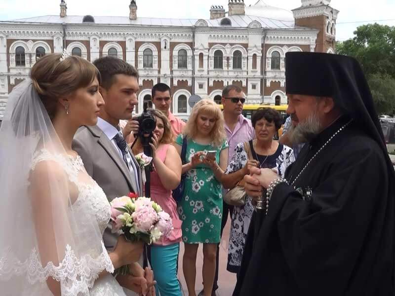 Епископ-Лукиан-поздравил-молодую-пару-с-заключением-брака